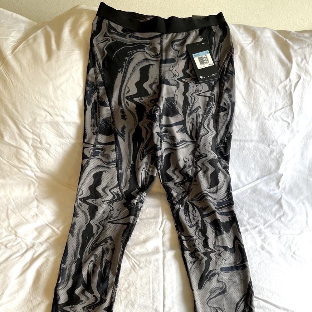 🌺NWT Nike Hypercool tight fit Tights; Gray and Black.. Medium